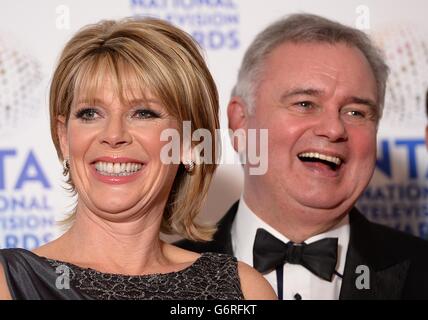 Ruth Langsford et Eamonn Holmes avec le prix du meilleur jour, lors des National Television Awards 2014 à l'O2 Arena, Londres. Banque D'Images