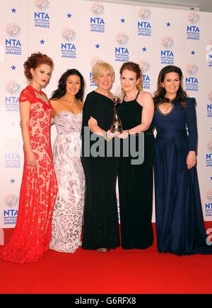 Paula Lane, Hayley Tamadon, Julie Hesmondhalgh, Jenny McAlpine et Debbie Rush et avec le prix du meilleur drama en série, lors des National Television Awards 2014 à l'O2 Arena, Londres. Banque D'Images