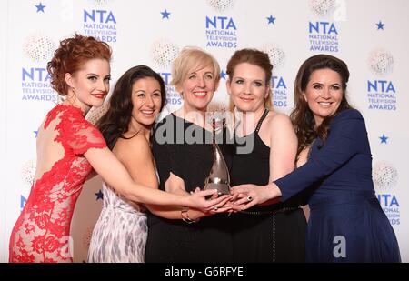 Paula Lane, Hayley Tamadon, Julie Hesmondhalgh, Jenny McAlpine et Debbie Rush et avec le prix du meilleur drama en série, lors des National Television Awards 2014 à l'O2 Arena, Londres. Banque D'Images