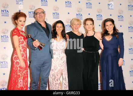 Paula Lane, Stuart Blackburn, Hayley Tamadon, Julie Hesmondhalgh, Jenny McAlpine et Debbie Rush avec le prix de la meilleure série dramatique, lors des National Television Awards 2014 à l'O2 Arena, Londres. Banque D'Images