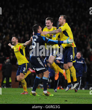 Le Vito Mannone de Sunderland célèbre avec Craig Gardner et Steven Fletcher, après la pénalité manquée de Rafael Da Silva de Manchester United lors de la Capital One Cup, semi final, second Leg à Old Trafford, Manchester. Banque D'Images