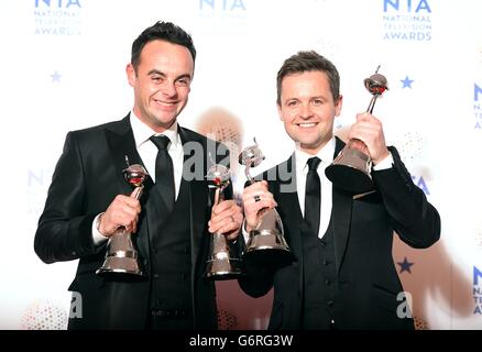 Anthony McPartlin et Declan Donnely avec leurs prix pour le meilleur spectacle de divertissement et le Landmark Award, lors des National Television Awards 2014 à l'O2 Arena, Londres Banque D'Images