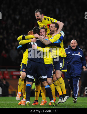 Le Vito Mannone de Sunderland célèbre avec Craig Gardner et John O'Shea après que Rafael Da Silva de Manchester United (à droite) ait manqué la pénalité lors de la coupe Capital One, demi-finale, second Leg à Old Trafford, Manchester. Banque D'Images