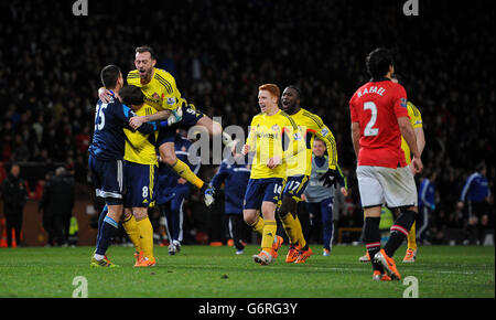 Le Vito Mannone de Sunderland célèbre avec Craig Gardner et Steven Fletcher après que Rafael Da Silva de Manchester United ait manqué la pénalité lors de la coupe Capital One, demi-finale, second Leg à Old Trafford, Manchester. Banque D'Images