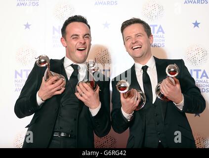 Anthony McPartlin et Declan Donnely avec leurs prix pour le meilleur spectacle de divertissement et le Landmark Award, lors des National Television Awards 2014 à l'O2 Arena, Londres Banque D'Images