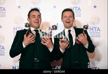 Anthony McPartlin et Declan Donnely avec leurs prix pour le meilleur spectacle de divertissement et le Landmark Award, lors des National Television Awards 2014 à l'O2 Arena, Londres Banque D'Images