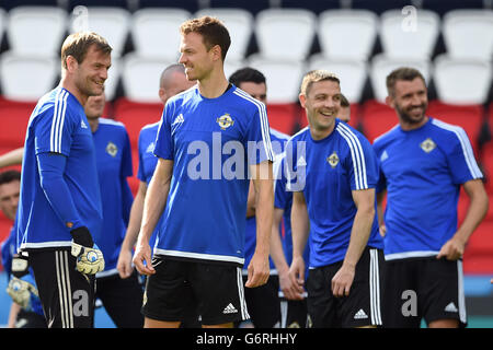 (De gauche à droite) l'Irlande du Nord Roy Carroll, Jonny Evans, Chris Baird et Gareth McAuley pendant une session de formation au Parc des Princes, Paris. Banque D'Images