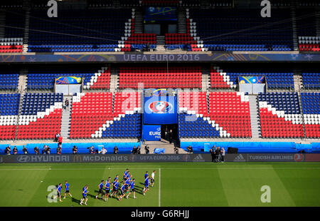 Vue générale de l'Irlande du Nord que les joueurs s'entraînent dans le stade au cours d'une session de formation au Parc des Princes, Paris. Banque D'Images