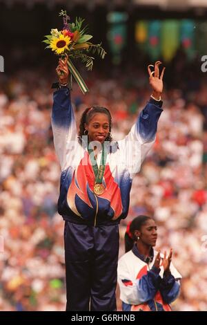 Athlétisme - Jeux Olympiques d'Atlanta 1996 - finale de 100m pour femmes. La Gail Devers des États-Unis célèbre avec sa médaille d'or Banque D'Images