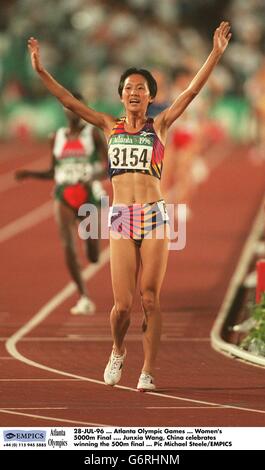 28-JUL-96, Jeux Olympiques d'Atlanta, finale féminine de 5000m, Junxia Wang, Chine célèbre la victoire de la finale de 500m Banque D'Images