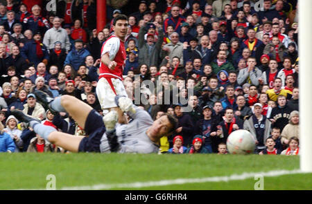 Jose Reyes d'Arsenal regarde alors que son tir passe devant le gardien de but Neil Sullivan pour son deuxième but contre Chelsea lors de leur cinquième match rond de la coupe FA au Highbury Ground d'Arsenal à Londres. Banque D'Images