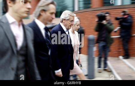 Bill Roache, acteur de la rue couronnement (deuxième à droite), arrive au tribunal de la Couronne de Preston avec ses fils, James (à l'extrême gauche), Linus et sa fille Verity, où il nie deux chefs d'accusation de viol d'une jeune fille de 15 ans dans l'est du Lancashire en 1967, Et quatre agressions indécentes impliquant quatre filles âgées entre 11 ou 12 et 16 ans dans la région de Manchester en 1965 et 1968. Banque D'Images