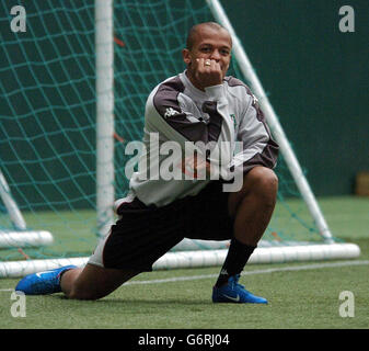 Robert Earnshaw, au pays de Galles, se réchauffe pendant l'entraînement à l'arène couverte de Vale of Glamourgan WRU. Le pays de Galles joue l'Ecosse dans un International friendly le 18 février. Banque D'Images