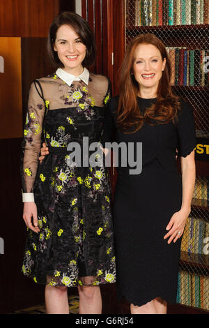 Michelle Dockery (à gauche) et Julianne Moore lors d'une photo pour le film 'non-Stop' à China Tang, dans le centre de Londres. Banque D'Images