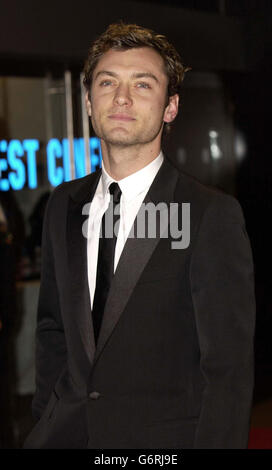 Jude Law ORANGE BAFTAS.L'acteur Jude Law arrive pour les Orange British Academy film Awards à l'Odeon Leicester Square à Londres. Banque D'Images