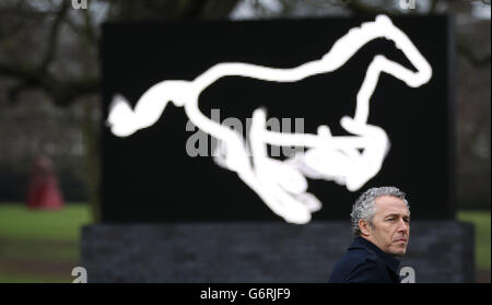 L'artiste Julian Opie se trouve à côté de sa sculpture LED Galloping Horse dévoilée au Yorkshire Sculpture Park, à Bretton Hall, à Wakefield. Banque D'Images