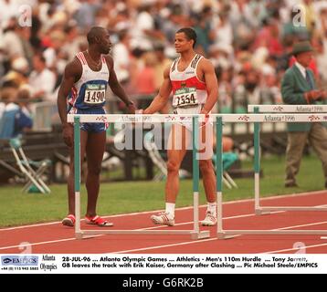 28-JUL-96. Jeux olympiques d'Atlanta. Athlétisme - obstacle de 110 m pour Homme. Tony Jarrett, GB quitte la piste avec Erik Kaiser, Allemagne après avoir affronte Banque D'Images