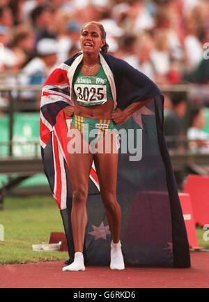 29-JUL-96. Jeux olympiques d'Atlanta. Finale du 400m pour femmes. Cathy Freeman, Australie, célèbre après avoir remporté l'argent Banque D'Images