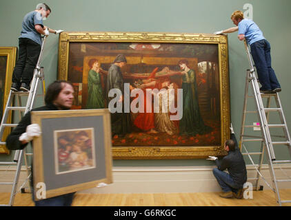 Les conservateurs de la Walker Art Gallery de Liverpool démantelent l'exposition populaire de l'œuvre de l'artiste Dante Gabriel Rossetti (1828-1882). Le spectacle qui inclut la peinture, le rêve de Dante, vu ici enlevé du mur, se déplace au musée Van Gogh à Amsterdam, où il sera en cours du 27 février au 6 juin. Banque D'Images