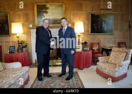 Le Premier ministre Tony Blair, à droite, accueille le Premier ministre suédois Goran Persson avant de s'entretenir à sa résidence, Chequers, dans le Buckinghamshire. Banque D'Images