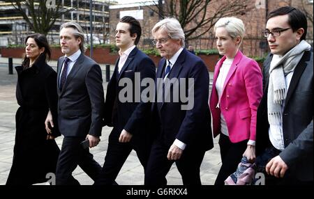 Bill Roache, acteur de la rue couronnement (troisième à droite), arrive au tribunal de la Couronne de Preston, avec (de gauche à droite) Rosalind Bennett et son mari Linus Roache, James Roache, sa fille Verity et son partenaire Paddy, où il nie deux chefs d'accusation d'avoir violé une jeune fille de 15 ans dans l'est du Lancashire en 1967, Et quatre agressions indécentes impliquant quatre filles âgées entre 11 ou 12 et 16 ans dans la région de Manchester en 1965 et 1968. Banque D'Images