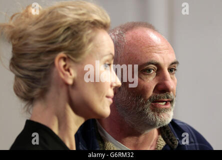 Le pont est le vedette de Sofia Helin (à gauche) et de Kim Bodnia lors d'un photocall à Nordicana 2014, un événement célébrant la fiction, la télévision et le film nordiques, qui s'est tenu à la brasserie Old Truman à Brick Lane, Londres. Banque D'Images