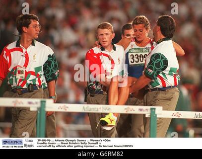 29-JUL-96 ... Jeux Olympiques d'Atlanta ... Femmes 400m haies Chauts .... Sally Gunnell, en Grande-Bretagne, est conduite par les autorités après avoir été blessée Banque D'Images