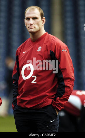 Le capitaine d'Angleterre Lawrence Dallaglio lors d'une séance d'entraînement d'équipe, au stade Murrayfield d'Édimbourg, avant le match des RBS 6 Nations contre l'Écosse. Banque D'Images