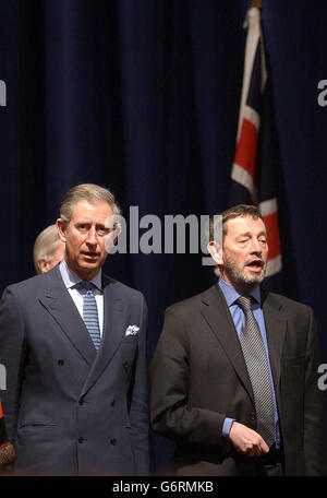 Le Prince de Galles et le ministre de l'intérieur, David Blunkett, chantent l'hymne national lors d'une cérémonie de citoyenneté à l'hôtel de ville de Brant, à Londres. La cérémonie a été créée par Blunkett pour rendre l'obtention d'un passeport britannique plus qu'une occasion. Banque D'Images