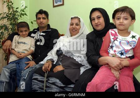 Mari et femme Fraidon (deuxième à gauche) et Palwasha (deuxième à droite) Sharifi, leurs enfants Munilla (à droite) et la mère de Hasib et Fraidon Karima chez eux dans le nord de Londres la famille participe à la première cérémonie de citoyenneté du Royaume-Uni, Lorsqu'ils seront dans un groupe de 16 personnes de pays dont l'Afghanistan, la Somalie et la Pologne qui chanteront l'hymne national, prêteront serment d'allégeance à la Reine et donneront un engagement de citoyenneté. Les cérémonies sont conçues pour rendre l'acquisition d'un passeport britannique plus une occasion et pour accueillir officiellement de nouveaux citoyens dans leur communauté locale. Banque D'Images