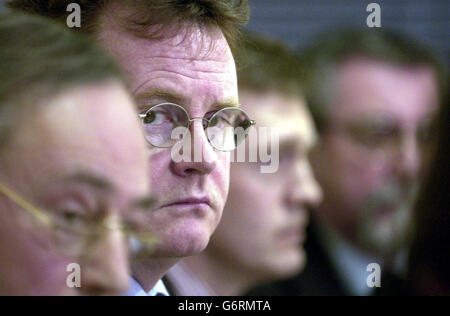 Sandy Mitchell, une ancienne captive des autorités saoudiennes, réfléchit à ses expériences de torture dans une prison de Riyad, lors d'une conférence de presse dans le centre de Londres. M. Mitchell faisait partie des expatriés britanniques détenus par les autorités saoudiennes après une série d'attentats à la bombe contre des ressortissants britanniques dans la capitale saoudienne. Banque D'Images