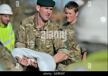 Royal Marine de 40 Commando déplaçant des sacs de sable à Moorland, dans le Somerset, après que les résidents ont été invités à évacuer après la rupture des défenses contre les inondations pendant la nuit. Banque D'Images