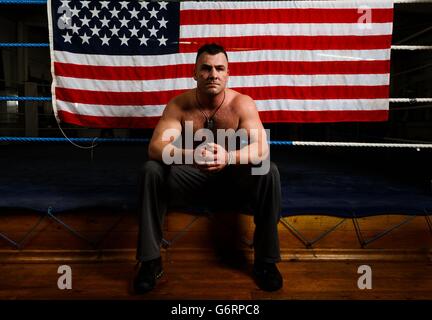 Boxe - Kevin Johnson, Joey Abell et Vivian Harris Media s'entraîner - Peacock Gym.Joey Abell pose pour le photographe après son travail au Peacock Gym, Londres. Banque D'Images