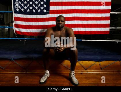 Kevin Johnson pose pour le photographe après son travail dans les médias au Peacock Gym, Londres. Banque D'Images