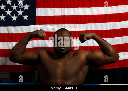 Kevin Johnson pose pour le photographe après son travail dans les médias au Peacock Gym, Londres. Banque D'Images