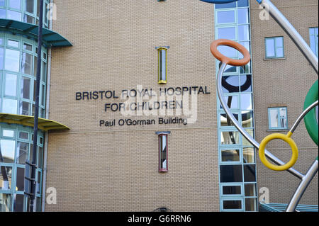 L'hôpital Bristol Royal pour enfants, « bâtiment Paul O'Gorman », est considéré comme un examen indépendant de l'unité cardiaque pédiatrique de l'hôpital, suite à son inquiétude quant au traitement des nouveau-nés et des jeunes enfants morts ou victimes de complications. Banque D'Images