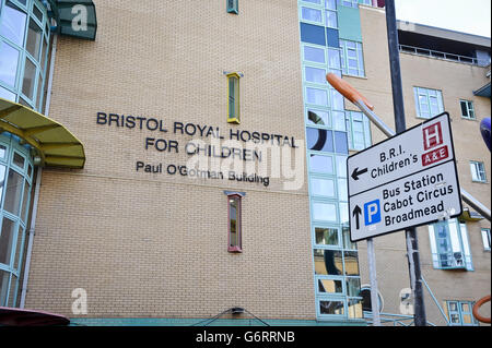 L'hôpital Bristol Royal pour enfants, « bâtiment Paul O'Gorman », est considéré comme un examen indépendant de l'unité cardiaque pédiatrique de l'hôpital, suite à son inquiétude quant au traitement des nouveau-nés et des jeunes enfants morts ou victimes de complications. Banque D'Images