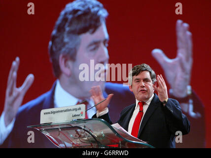 Le chancelier Gordon Brown s'exprime à la Conférence du printemps du travail au Centre G-Mex de Manchester. M. Brown n'est que l'un des rares ministres de haut rang qui s'adressera chaque jour à la rencontre avec la secrétaire à la Culture, Tessa Jowell, et le secrétaire à l'intérieur, David Blunkett, qui prendra la parole demain. Banque D'Images