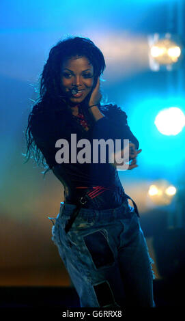 Photo de la chanteuse américaine Janet Jackson qui se présente lors d'un pré-enregistrement pour MTV TRL UK, aux MTV Studios de Camden, dans le nord de Londres. Janet est actuellement au Royaume-Uni pour promouvoir son nouvel album 'damita JO', qui est sorti le 29 mars 2004. Banque D'Images