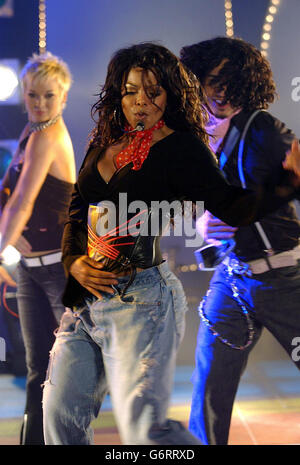 Photo de la chanteuse américaine Janet Jackson qui se présente lors d'un pré-enregistrement pour MTV TRL UK, aux MTV Studios de Camden, dans le nord de Londres. Janet est actuellement au Royaume-Uni pour promouvoir son nouvel album 'damita JO', qui est sorti le 29 mars 2004. Banque D'Images