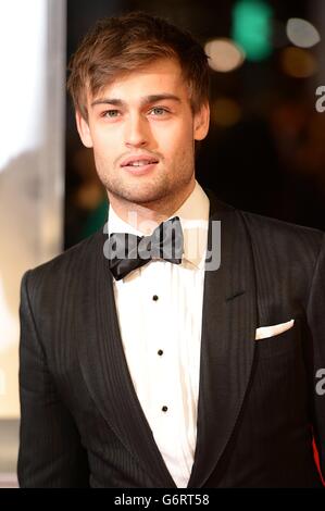 Douglas Booth en arrivant aux EE British Academy film Awards 2014, à l'Opéra Royal, Bow Street, Londres. Banque D'Images