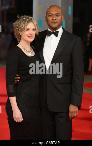 Colin Salmon et sa femme Fiona Hawthorne arrivent aux EE British Academy film Awards 2014, à l'Opéra Royal, Bow Street, Londres. Banque D'Images