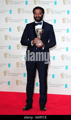 Chiwetel Ejiofor avec le prix du meilleur acteur pour '12 ans UN esclave', à l'EE British Academy film Awards 2014, au Royal Opera House, Bow Street, Londres. Banque D'Images