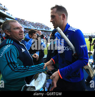 L'entraîneur-chef de l'Angleterre Trevor Bayliss (à gauche) félicite Alex Hales après son siècle a aidé à battre le Sri Lanka au cours de la Royal London Un Jour International Series à Edgbaston, Birmingham. Banque D'Images