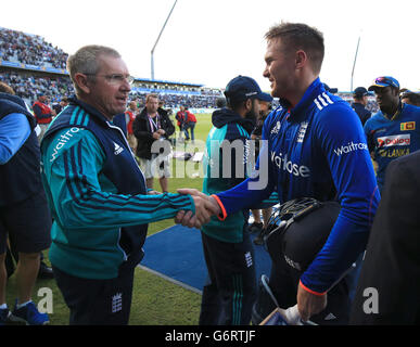 L'entraîneur-chef de l'Angleterre Trevor Bayliss (à gauche) félicite Jason Roy après son siècle a aidé à battre le Sri Lanka au cours de la Royal London Un Jour International Series à Edgbaston, Birmingham. Banque D'Images