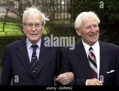 Survivants du camp de Stalag Luft III à Sagan, en Allemagne, chef de l'escadron Bertram 'Jimmy' James (à gauche) et lieutenant de vaisseau Sydney Dowse au Musée impérial de la guerre de Londres, pour marquer le 60e anniversaire de ce remarquable délarement.Le documentaire a été immortalisé dans le célèbre film de 1963, The Great Escape, avec Steve McQueen, Charles Bronson et James Garner. Banque D'Images