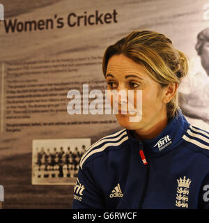 Charlotte Edwards, capitaine de l'équipe féminine d'Angleterre, lors d'une séance photo au terrain du comté de Taunton, Somerset. Banque D'Images