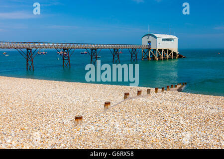 Selsey Bill plage avec le poste de recherche et sauvetage dans l'arrière-plan. West Sussex England UK Europe Banque D'Images