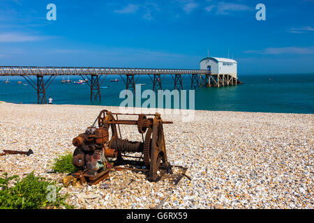 Selsey Bill plage avec le poste de recherche et sauvetage dans l'arrière-plan. West Sussex England UK Europe Banque D'Images