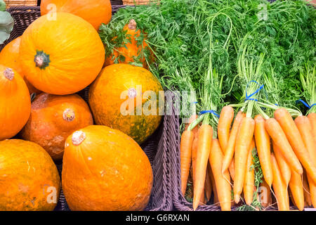 Les citrouilles et les carottes à la vente à un marché Banque D'Images